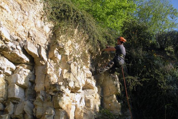 travaux avec cordes Nettoyage de falaises inaccessible acces difficile escalade